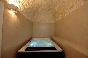 Junior Suite, Garden View | Bathroom | Shower, hair dryer, slippers, towels - Masseria Surace (Noci)