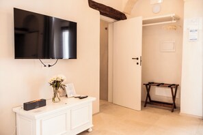 Suite júnior, vistes al jardí | Sala d'estar | Televisor de pantalla plana de 40 polzades amb canals digitals 