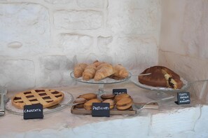 Tägliches inbegriffenes kontinentales Frühstück