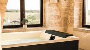 Suite presidencial, vistas al jardín | Bañera de hidromasaje privada