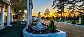 Serene Island Retreat w/ Scenic River View & Plush Bed