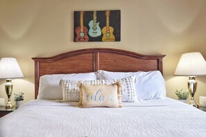 1 bedroom, iron/ironing board, free WiFi, bed sheets - Comfortable Island Escape! Pool, Outdoor Activities, & Free Parking! (Pembine)