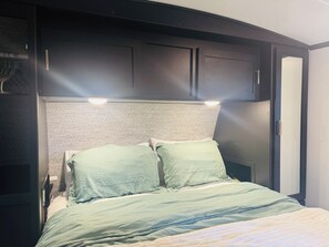 Iron/ironing board, travel cot, free WiFi, bed sheets - Cozy 2-bedroom RV in welcoming Beaverton with AC, WiFi (Beaverton)