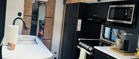 Refrigerador, microondas, horno y parrilla de estufa