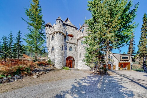 Mountain Castles with fireplace, hot tub, stunning views of Schweitzer and lake
