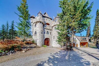 Mountain Castles with fireplace, hot tub, stunning views of Schweitzer and lake