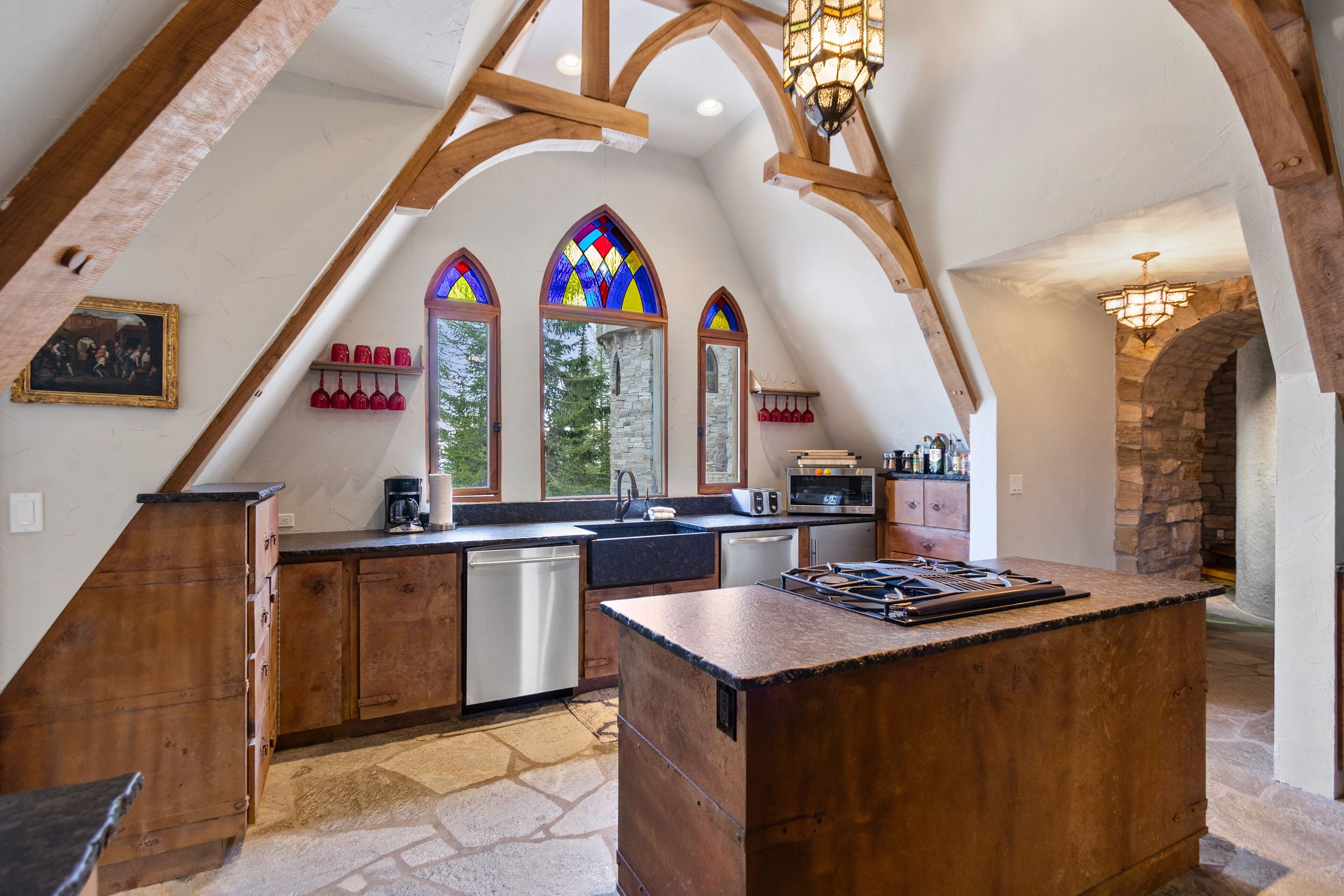 Jääkaappi, mikroaaltouuni, uuni, liesi