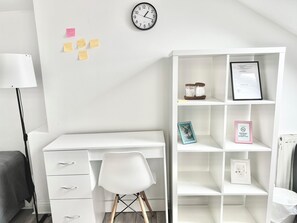 5 bedrooms, desk, laptop workspace, iron/ironing board - New House 5 rooms 3 bath (London)