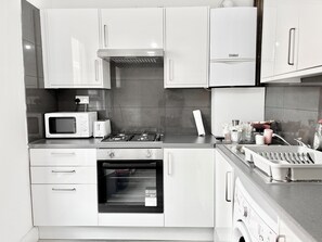 Grand réfrigérateur, micro-ondes, four, plaque de cuisson
