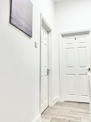 5 chambres, bureau, espace de travail pour ordinateur portable