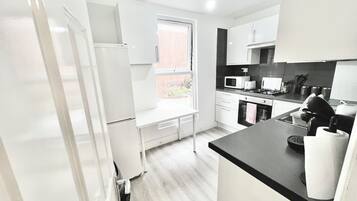 Full-sized fridge, microwave, oven, stovetop