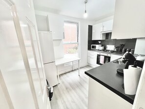 Full-size fridge, microwave, oven, stovetop - New House 5 rooms 3 bath (London)