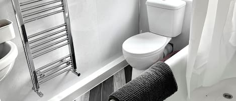 Ensemble douche/baignoire, articles de toilette gratuits, sèche-cheveux