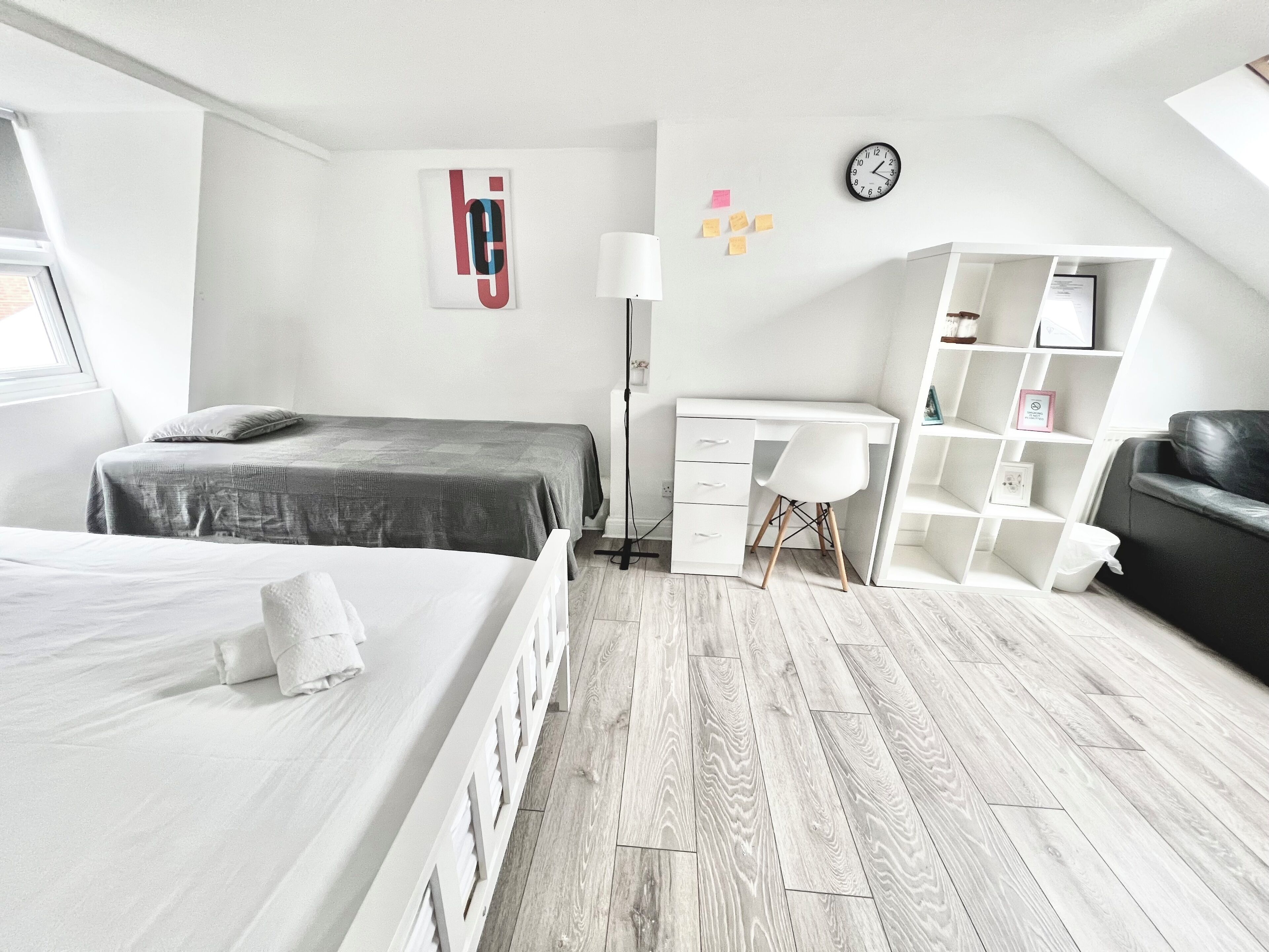 5 soverom, skrivebord, skrivebord for bærbar PC og strykejern/-brett