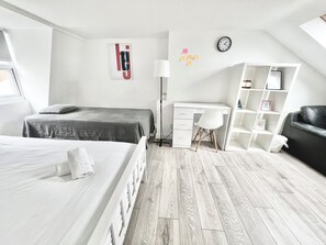 5 bedrooms, desk, laptop workspace, iron/ironing board - New House 5 rooms 3 bath (London)