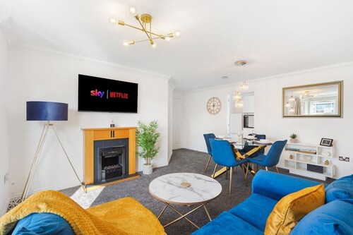 Deluxe Central Windsor Apartment w/Free Parking