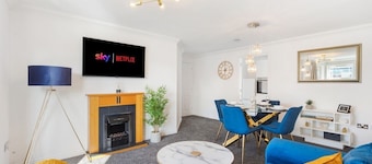 Deluxe Central Windsor Apartment w/Free Parking