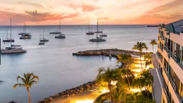 Plage à proximité, chaises longues, serviettes de plage
