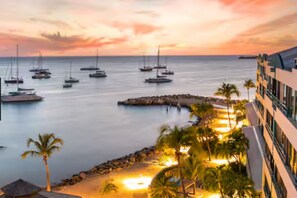 Nær stranden, solsenger og strandhåndklær
