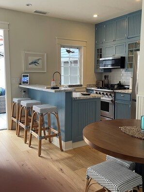 Een koelkast, een microgolfoven, een oven, een kookplaat