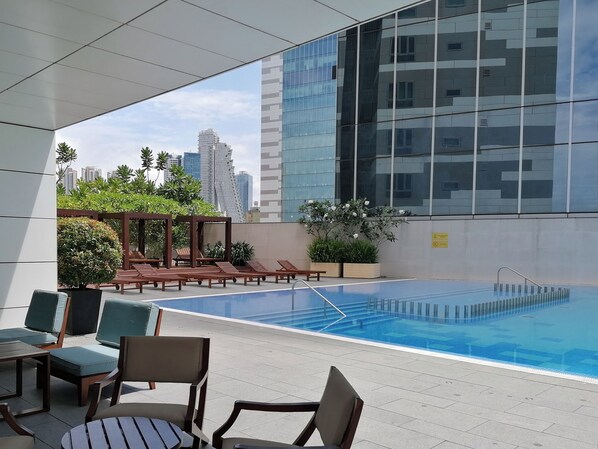 Outdoor pool - Cinnamon Life - Residencies, Colombo (Colombo)