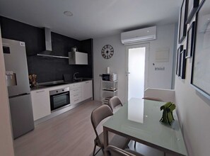 Microwave, oven, stovetop, cookware/dishes/utensils - Apartamento en Alicante. San Juan (Alicante (Alacant))