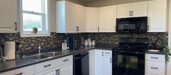 Cozy Mountainview Bungalow. French Fishing Village. Whale Watching tours.