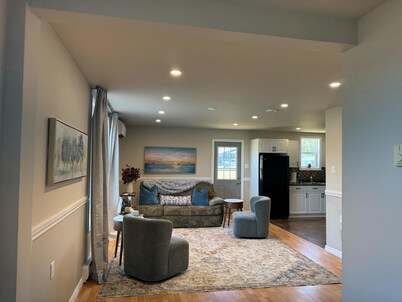 Cozy Mountainview Bungalow. French Fishing Village. Whale Watching tours.