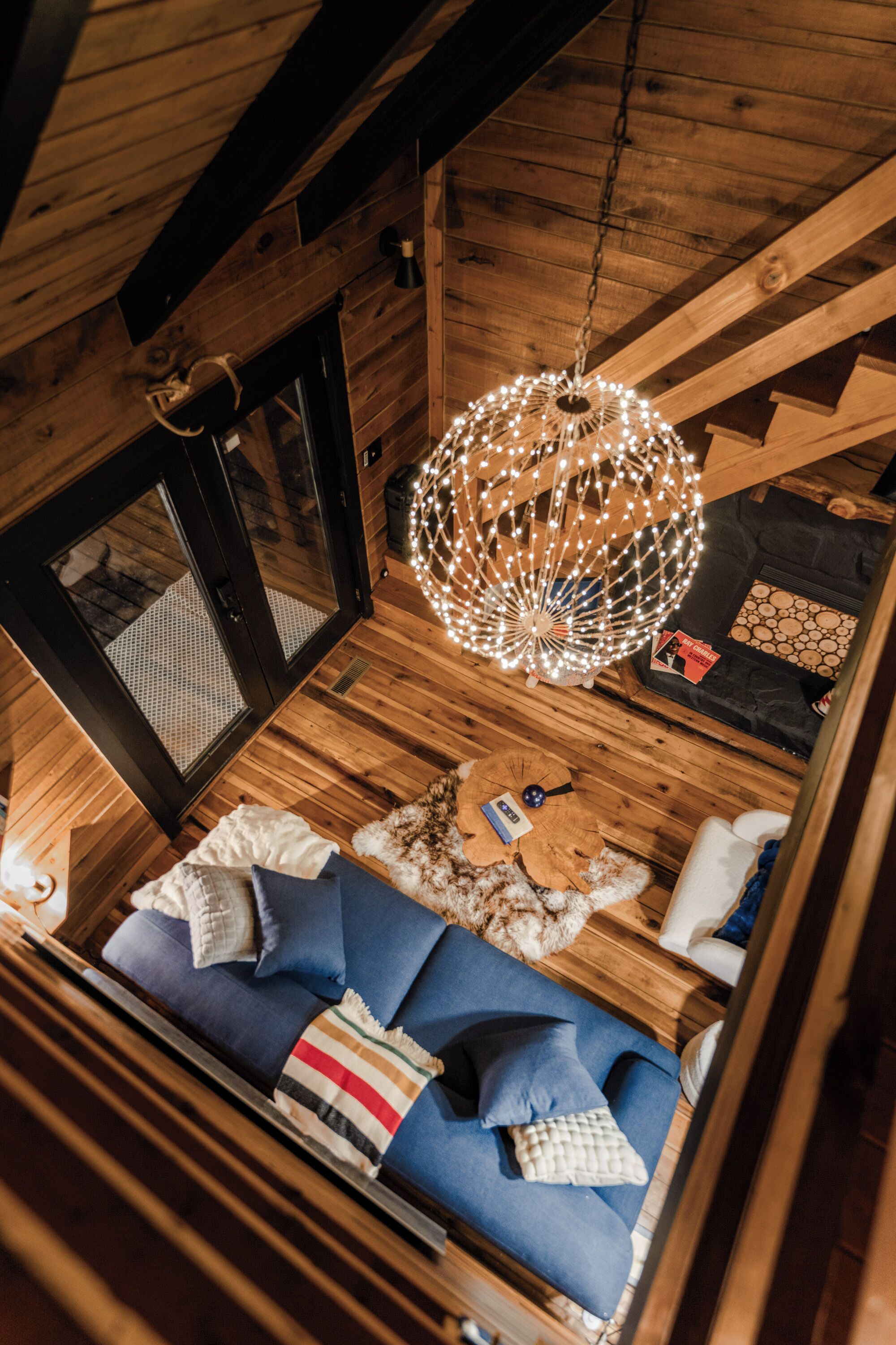 Een smart-tv en boeken