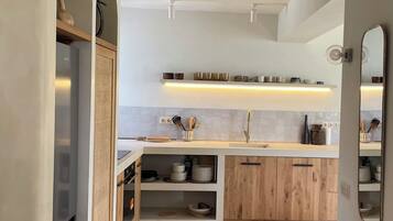 冰箱、微波炉、烤箱、炉灶