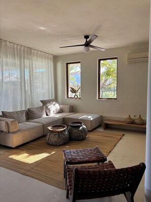 Smart TV, fireplace, table tennis - Large villa with private sea access (Chernomorets)