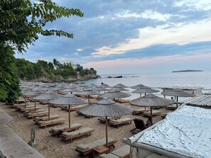 On the beach - Large villa with private sea access (Chernomorets)