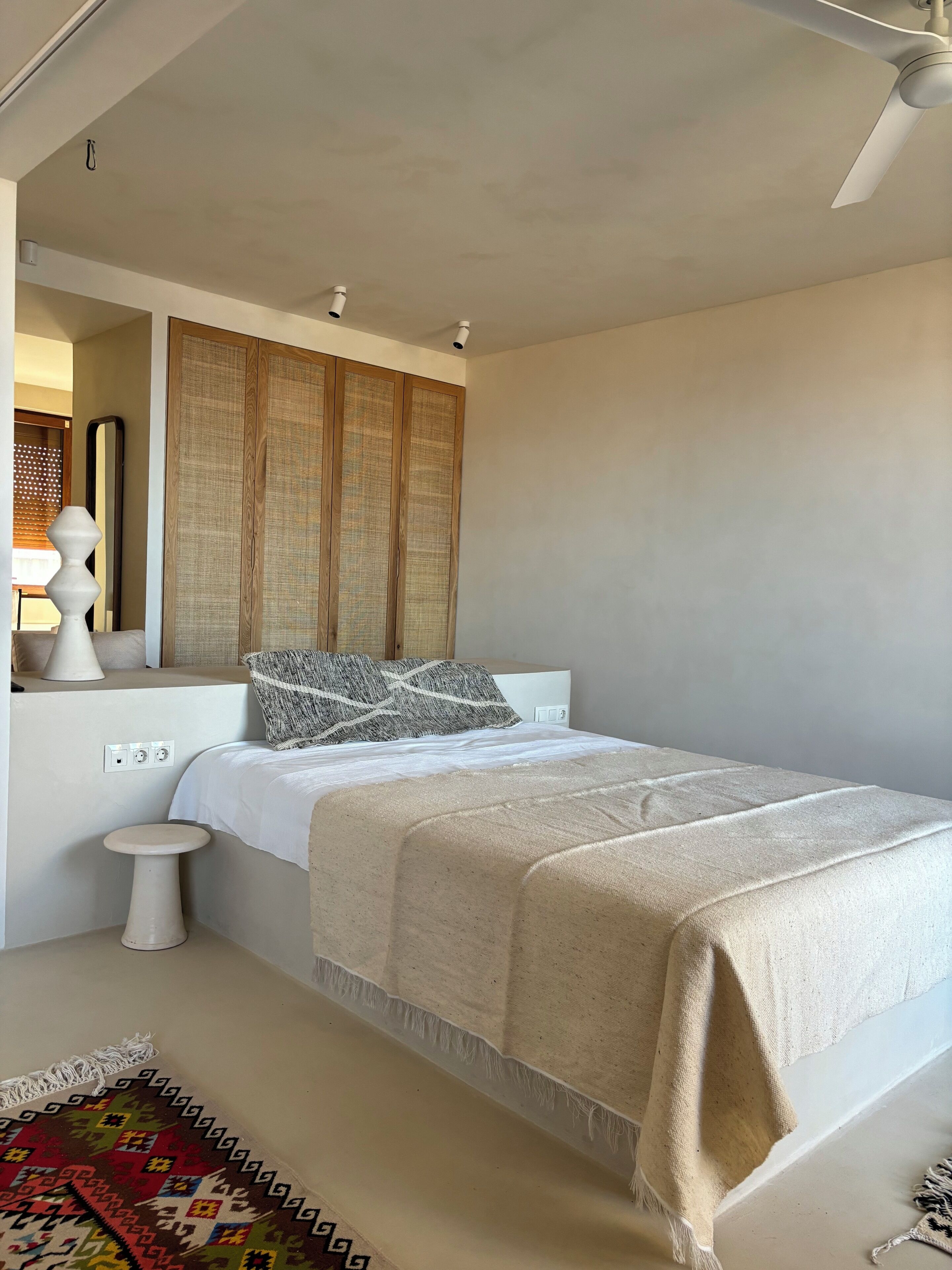 4 bedrooms, desk, iron/ironing board, travel crib
