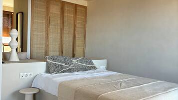 4 bedrooms, desk, iron/ironing board, travel crib