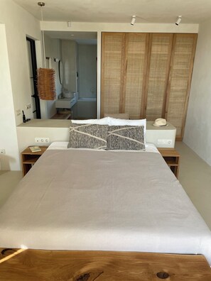 4 bedrooms, desk, iron/ironing board, travel crib - Large villa with private sea access (Chernomorets)