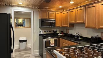 Een koelkast, een magnetron, een oven, een kookplaat