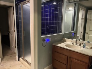 Suihku, pyyhkeet, saippua, vessapaperi