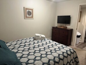 2 makuuhuonetta, työpöytä, ilmainen Wi-Fi, vuodevaatteet