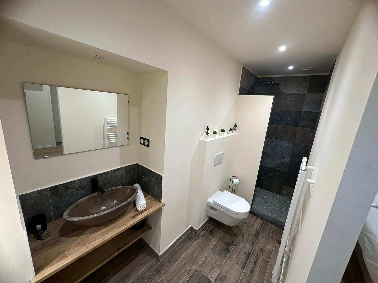 Sèche-cheveux, serviettes fournies, savon, papier toilette