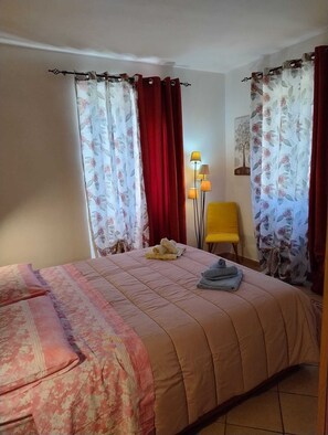 1 chambre, fer et planche à repasser, Wi-Fi gratuit, draps fournis