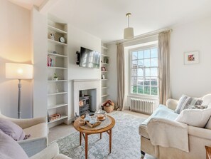 Flat-screen TV, fireplace