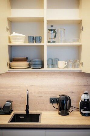 Kühlschrank, Mikrowelle, Herdplatte, Geschirrspüler