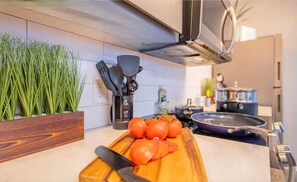 Geladeira, micro-ondas, fogão, cooktop