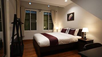 Luxury Townhome, 3 Bedrooms, Non Smoking | Free minibar, blackout curtains, iron/ironing board, free WiFi