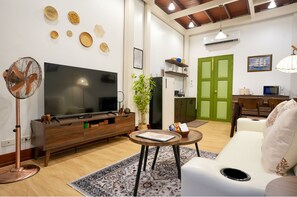 Classic Townhome, 2 Bedrooms, Non Smoking | Living area