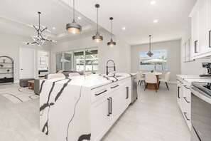 冷蔵庫、電子レンジ、オーブン、コンロ