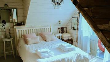 5 bedrooms, iron/ironing board, WiFi, bed sheets