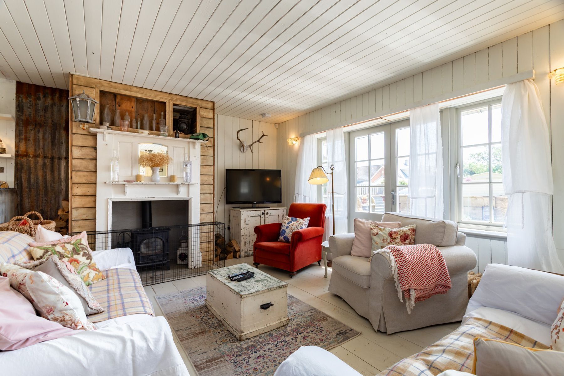 Smart TV, fireplace