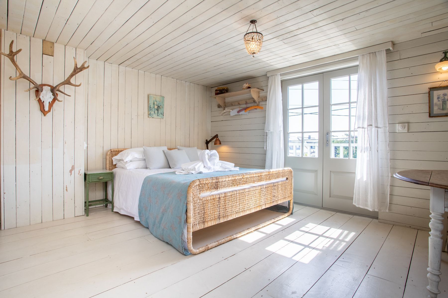 5 bedrooms, iron/ironing board, WiFi, bed sheets