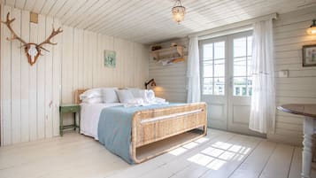 5 bedrooms, iron/ironing board, WiFi, bed sheets
